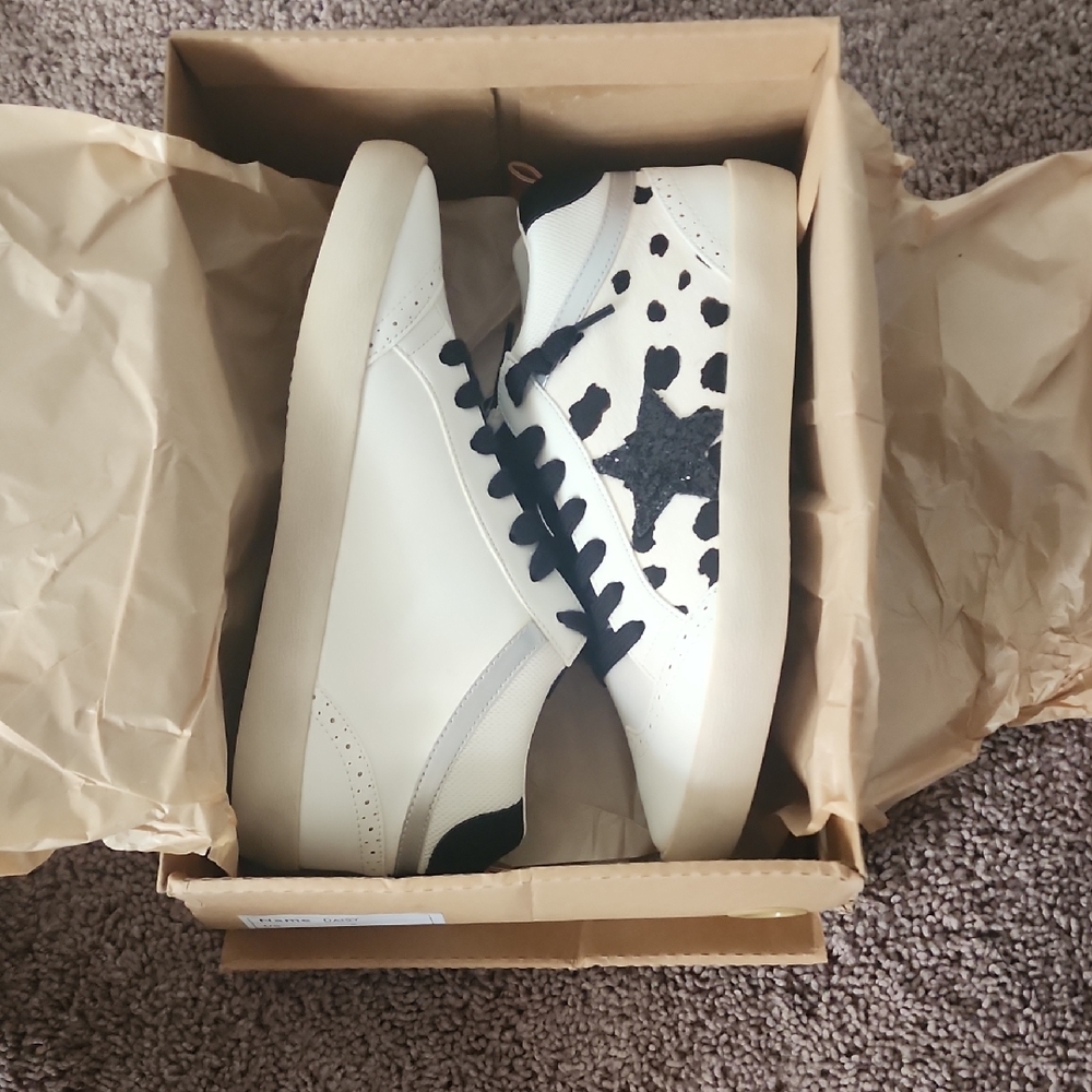Mi.iM Black and White Sneakers